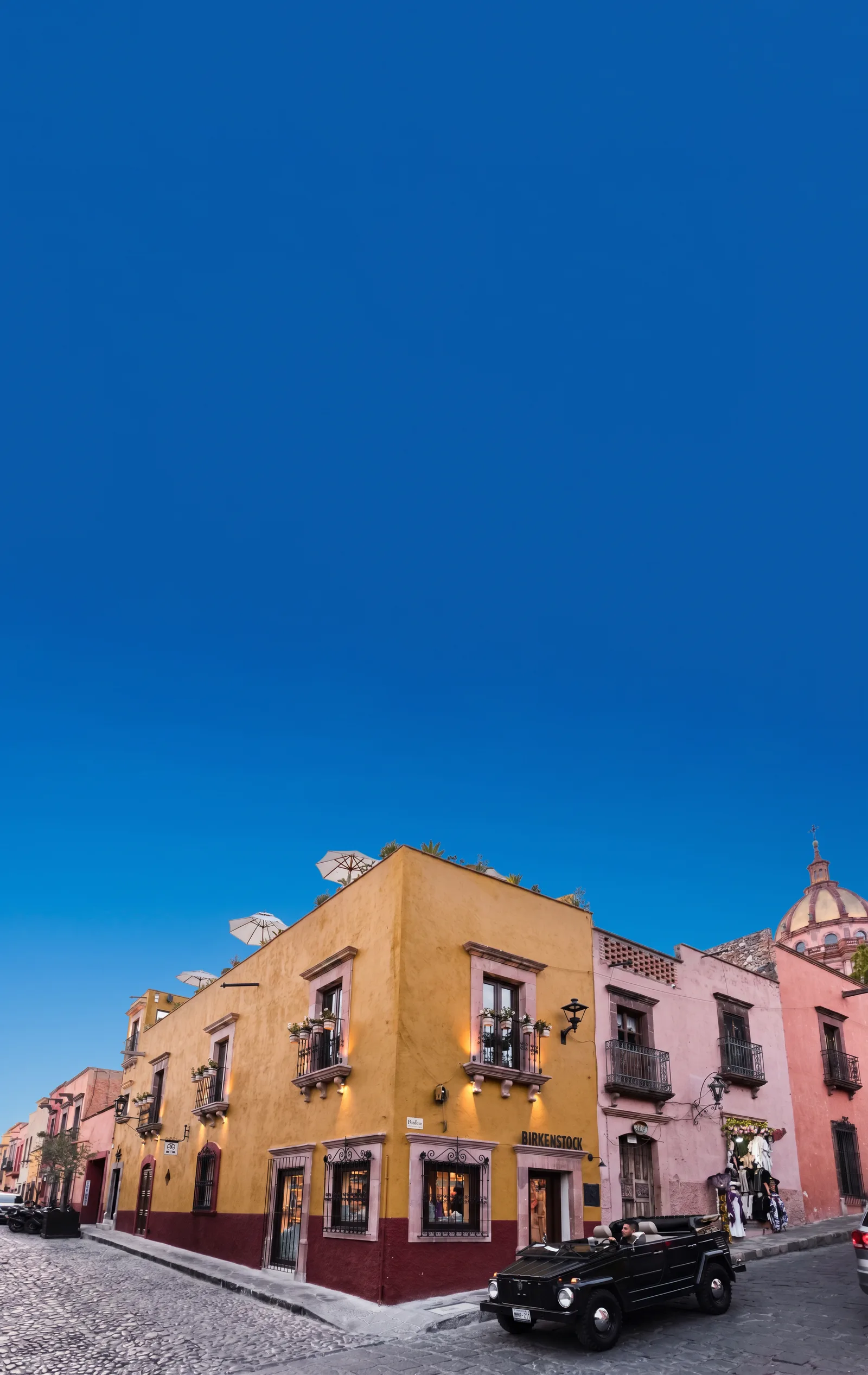 Casa Julieta bajo el cielo de San Miguel de Allende: casona del siglo XIX en la esquina de Umarán y Zacateros, con el local de Birkenstock en planta baja